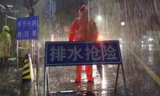 北京暴雨如注31条公交线路停运 首都机场航班大面积取消