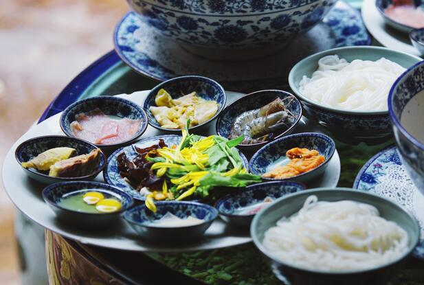 哪道美食是云南的特色小吃 云南的特色美食是过桥米线还是酸辣米线
