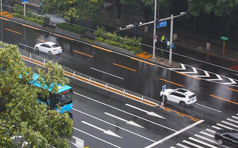 北京今年以来最强降雨 北京35条公交线路采取临时停驶