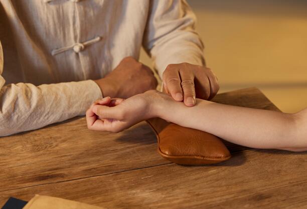 我国传统医学望闻问切中的切是指什么 中医里的望闻问切是什么意思