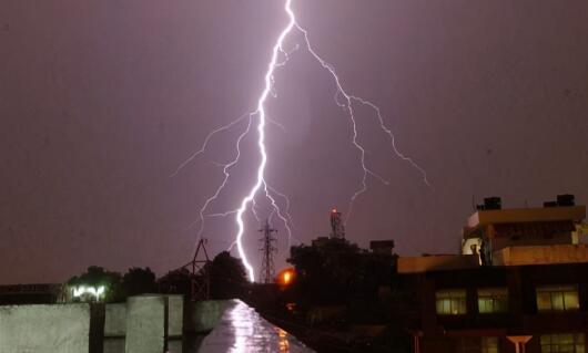 印度70多人遭雷击身亡 雷雨天气需要注意什么