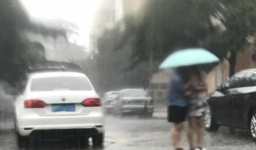 辽宁多地暴雨围城伴有雷电大风 锦州营口等地道路积水严重