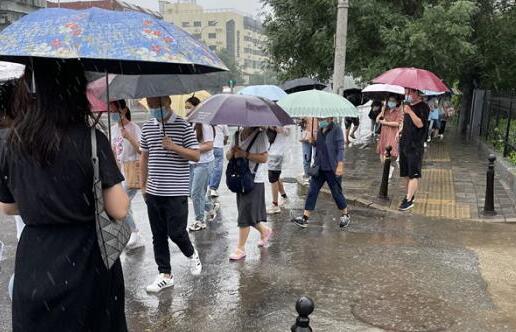 辽宁河北等北方多地暴雨不断 副高来袭南方多地32℃以上