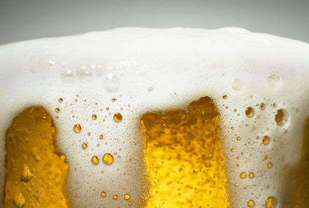 倒啤酒时为什么会产生大量泡沫 倒啤酒会出现很多泡沫是什么原因
