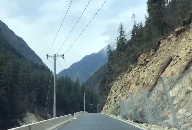 安徽连续暴雨致皖南山区部分道路损毁 相关部门前往勘察分析