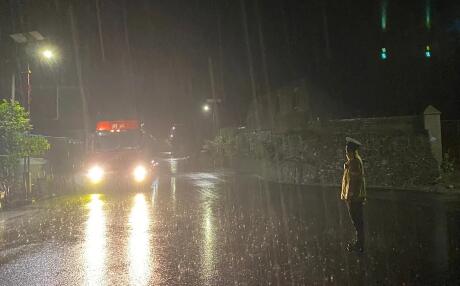 四川暴雨不断国道347线发生泥石流 目前交警已实施交通管制