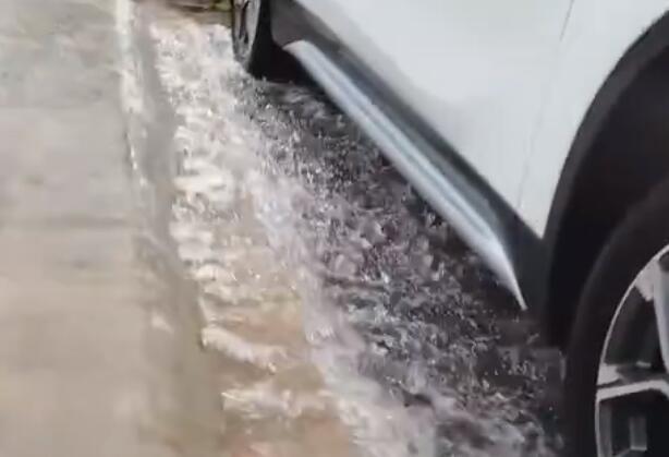 绵阳三台县因降雨部分道路积水 目前已采取临时交通管制