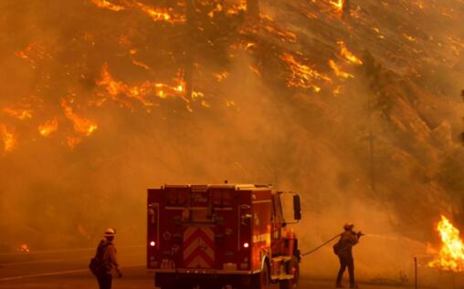 美国10个州超60场山火仍在肆虐 专家：或将持续到9月