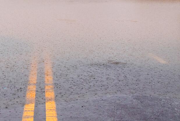绵阳三台县因降雨部分道路积水 目前已采取临时交通管制