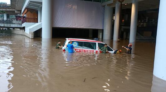 重庆暴雨多条路段出现严重积水 市气象台发布强对流预警