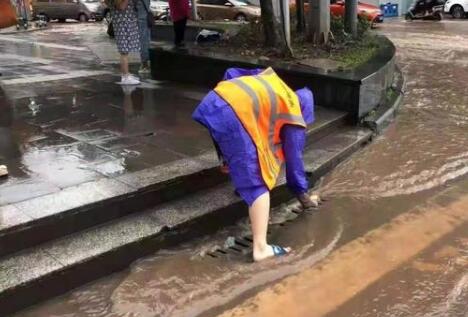 重庆暴雨多条路段出现严重积水 市气象台发布强对流预警