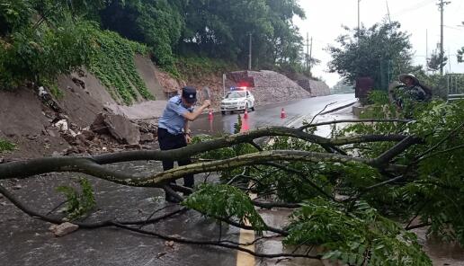 重庆暴雨多条路段出现严重积水 市气象台发布强对流预警