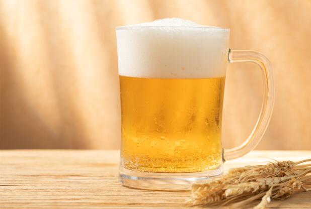 怎么倒啤酒产生的泡沫少一些 倒啤酒泡沫少的方法