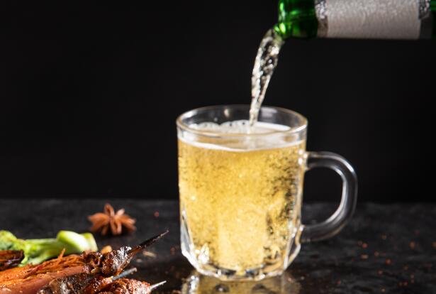 怎么倒啤酒产生的泡沫少一些 倒啤酒泡沫少的方法