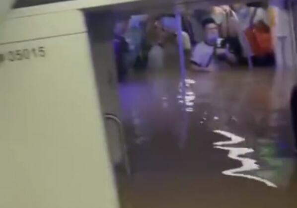 郑州地铁被救者自述“死里逃生”经历 救出后一度昏倒被母亲来电叫醒