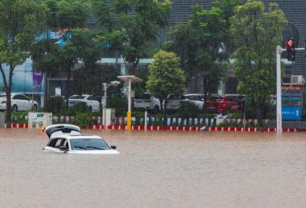 暴雨天气坐什么交通工具安全 暴雨天气坐地铁安全吗