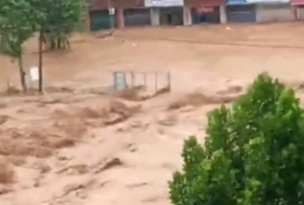 气象局局长自述被洪水“冲跑”细节 并非“人被洪水冲走”