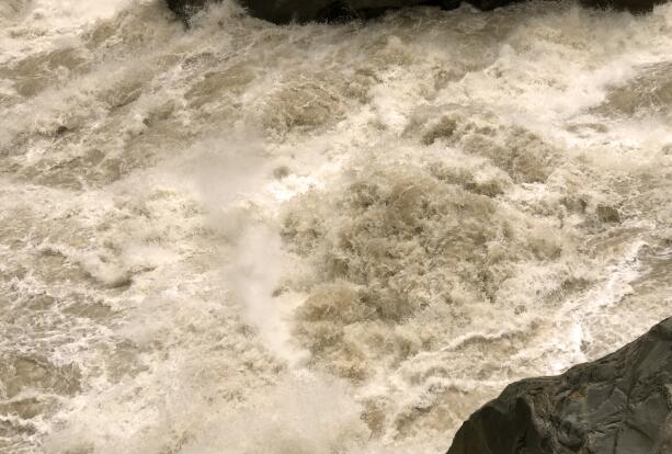 山洪暴发怎么逃生 山洪暴发时如何自救避险