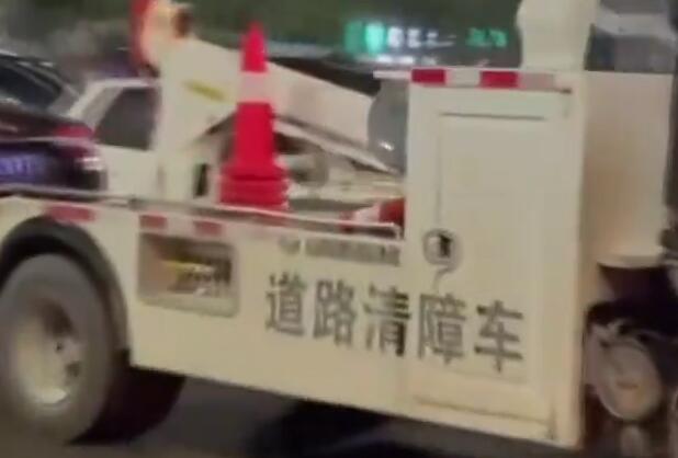 京广隧道拖出200多辆涉水车 隧道内积水达13米左右