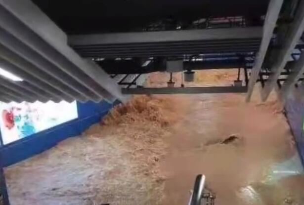 广州地铁回应神舟路站雨水倒灌停运 目前进水点已封堵