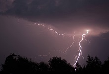 雷雨天气自救方法  遭遇雷电时的自救办法有哪些