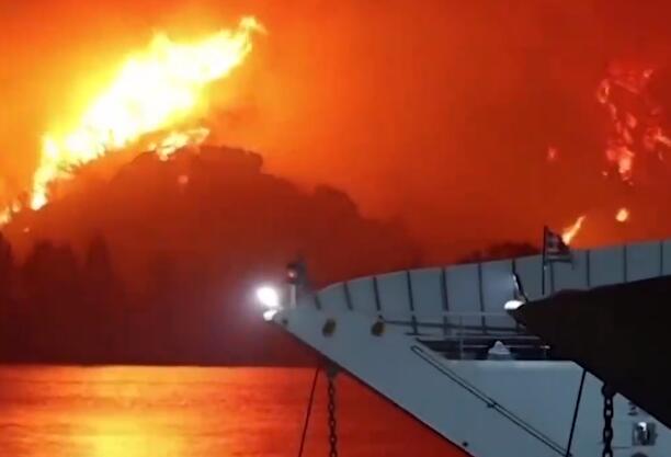 希腊山火失控天空被火光映红 像恐怖电影一样摧毁埃维娅岛