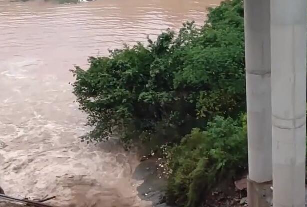 重庆25个区县暴雨致59条中小河流上涨 渠江可能出现的过境洪水