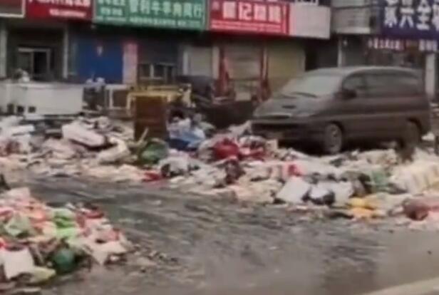 洪灾过后的河南卫辉满目疮痍 街道上垃圾成堆且伴随臭气