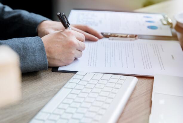 我一定鼎力相助和写作文不加点哪个用错了 鼎力相助和文不加点什么意思