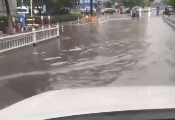 杭州暴雨袭击多路段出现积水 排水需1个小时左右行走小心