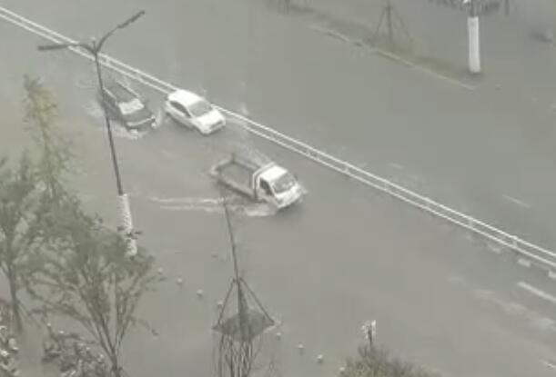 杭州暴雨袭击多路段出现积水 排水需1个小时左右行走小心