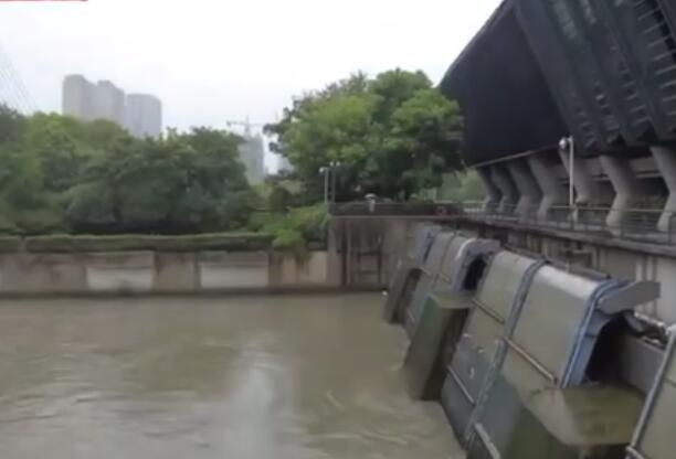 杭州暴雨致拱宸桥水位上涨 京杭运河杭州主城区段禁航