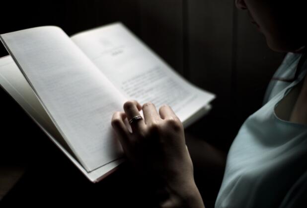 有些书放久了会泛黄主要因为什么 书本放久了为什么会变黄