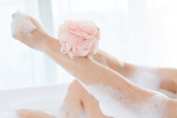 夏天洗澡多用几次沐浴露这种做法的危害 夏天出汗多每次洗澡多用沐浴露好吗