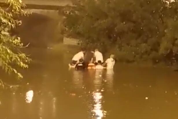 北京暴雨两人遇难救援现场曝光 事故当晚桥下水位最深处达1.75米