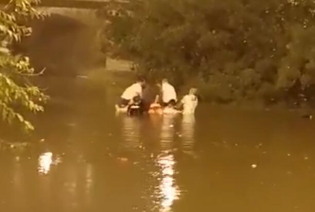 目击者讲述北京暴雨致2人身亡 多辆车被淹其中一辆被积水没过
