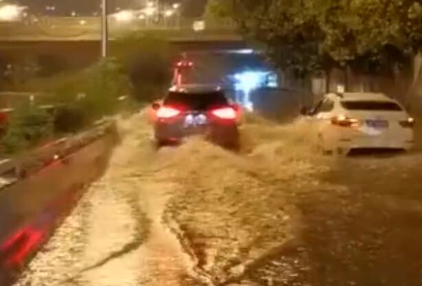 目击者讲述北京暴雨致2人身亡 多辆车被淹其中一辆被积水没过