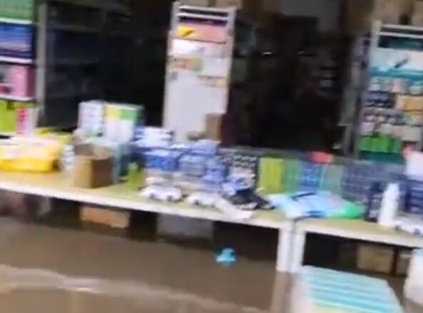湖北暴雨后上万件包裹被淹 洪水过猛目前公司已无法运营