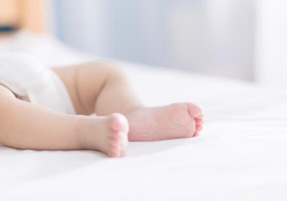 为什么婴儿一出生就哭 婴儿生下来就哭是什么原因