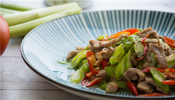 炒肉丝要热锅冷油还是冷锅热油 炒肉丝要热油下锅还是凉油下锅