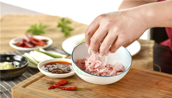 炒肉丝要热锅冷油还是冷锅热油 炒肉丝要热油下锅还是凉油下锅