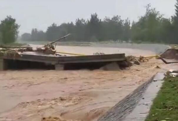 河南民警勇救51人后被洪水冲走又自救  还把一起冲到水里的村民一同救起
