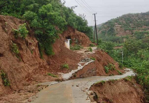河南南阳西峡县暴雨致山体滑坡等灾害 部分路段双向禁止通行