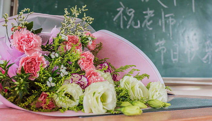 教师节送老师什么鲜花比较好呢 学生给老师送花应该送什么花