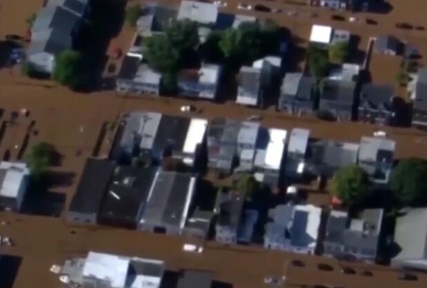 航拍最强风暴席卷美国洪水泛滥 一排排房屋只能露出屋顶
