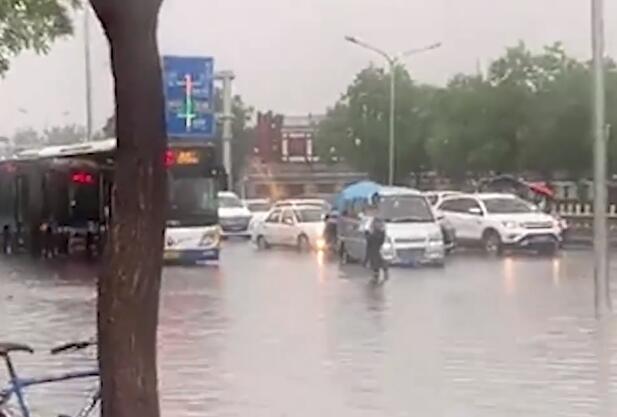 北京暴雨多车被淹公交车进水 直至6日上午北京多雨注意防范