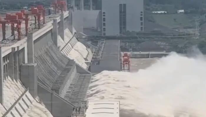 应对长江2021年第1号洪水三峡大坝开孔泄洪 发布洪水四级水上交通安全预警