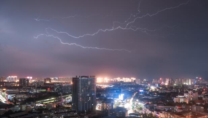 北京市气象台发布雷电黄色预警 直至23时将现雷雨并伴大风冰雹