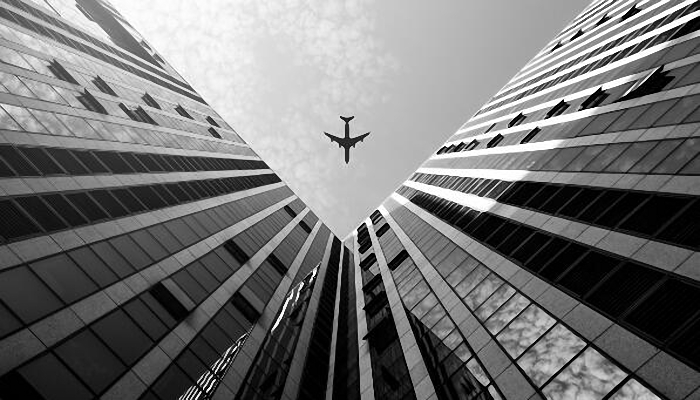 飞机上的小孔是干嘛用的 飞机窗户上为什么会有的小孔