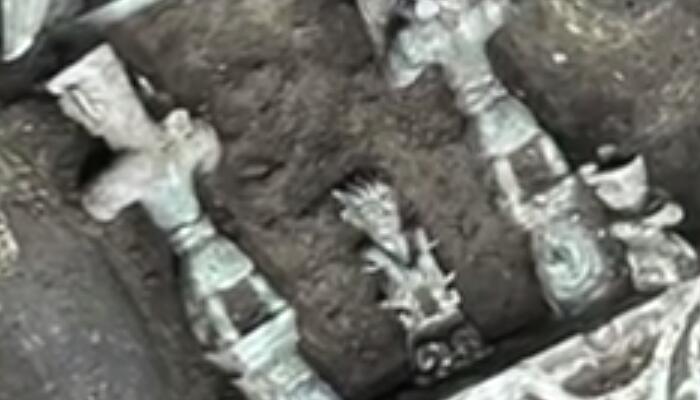 三星堆发现国宝级文物青铜神坛 体积庞大造型奇特